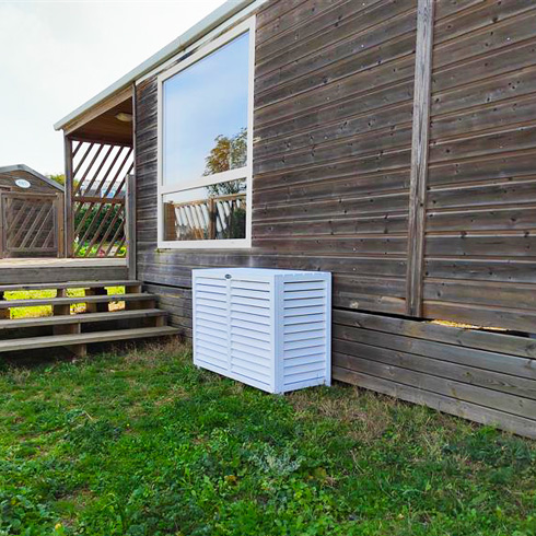 Cache clim en bois composite PELICAN Blanc sur un mobil-home - Coffre Clim